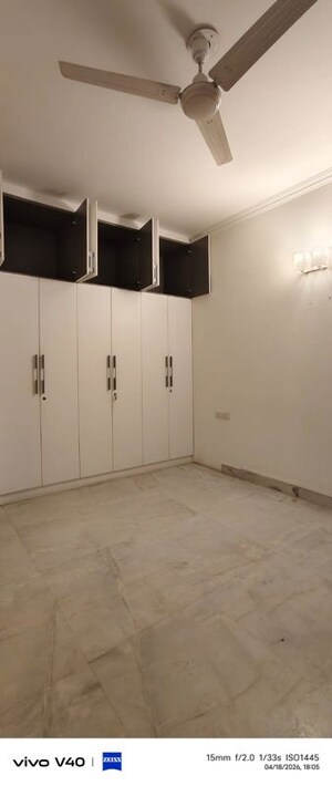 Room in 3 BHK Apartment at Defence Colony – for Rent