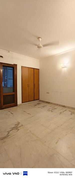 Room in 3 BHK Apartment at Defence Colony – for Rent