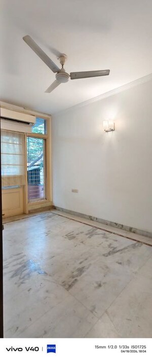 Room in 3 BHK Apartment at Defence Colony – for Rent