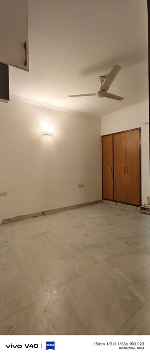 Room in 3 BHK Apartment at Defence Colony – for Rent