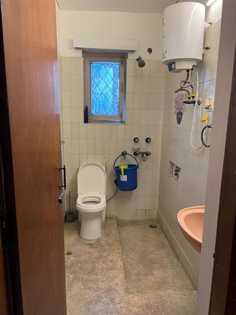 Bathroom, greater kailash i 1 Bedroom 350 Sq.Ft. Apartment In Greater Kailash I Delhi 10414216