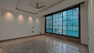 Room in 4 BHK Builder Floor at Defence Colony – for Rent