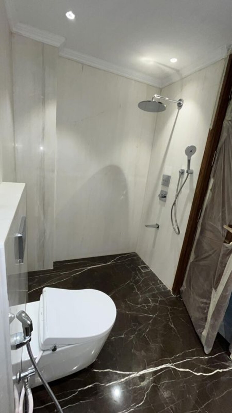 Bathroom, connaught place 4 Bedroom 350 Sq.Yd. Independent House In Connaught Place Delhi 10414259