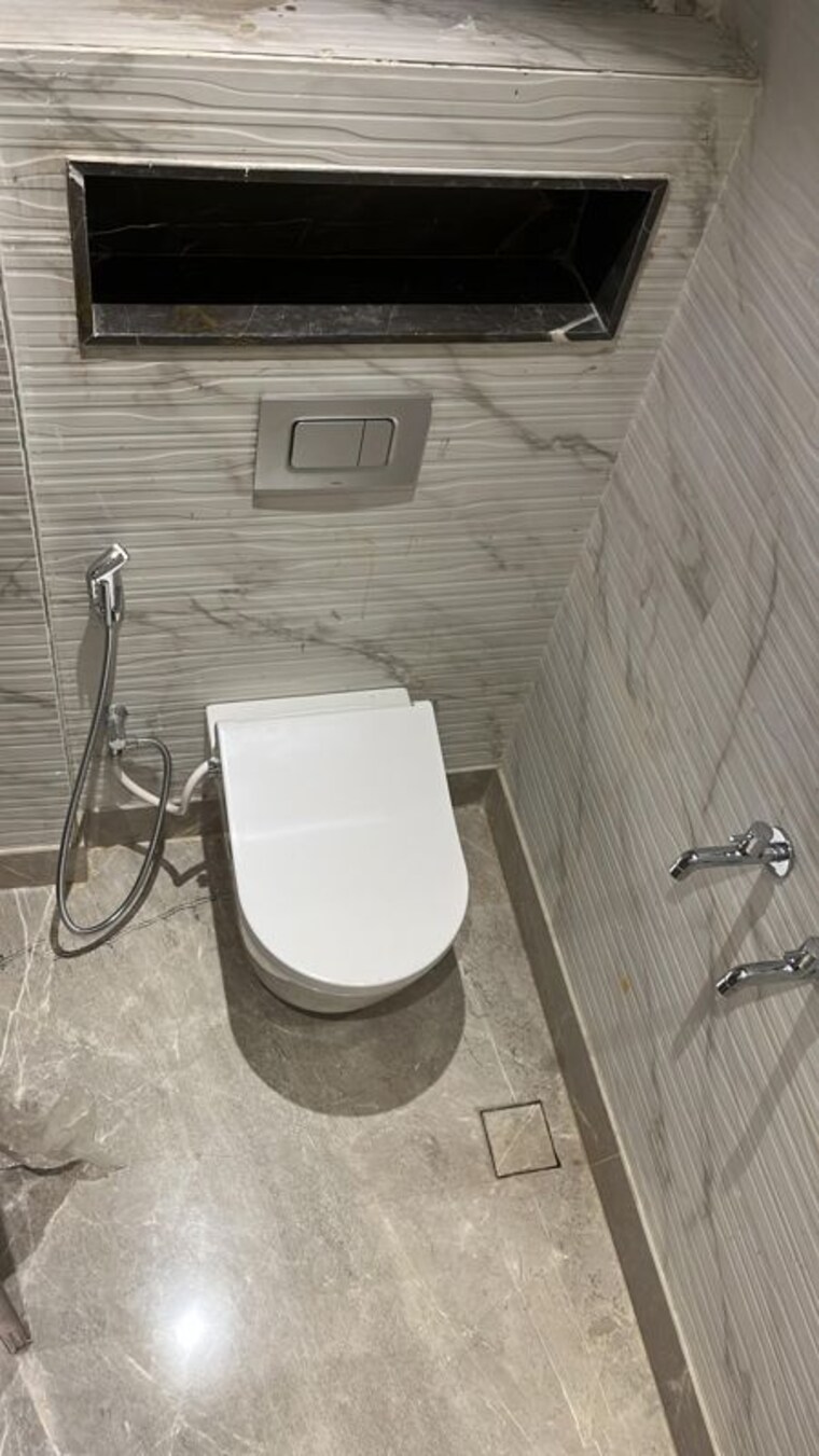 Bathroom, connaught place 4 Bedroom 350 Sq.Yd. Independent House In Connaught Place Delhi 10414259