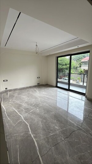 Room in 4 BHK Independent House at Connaught Place – for Sale