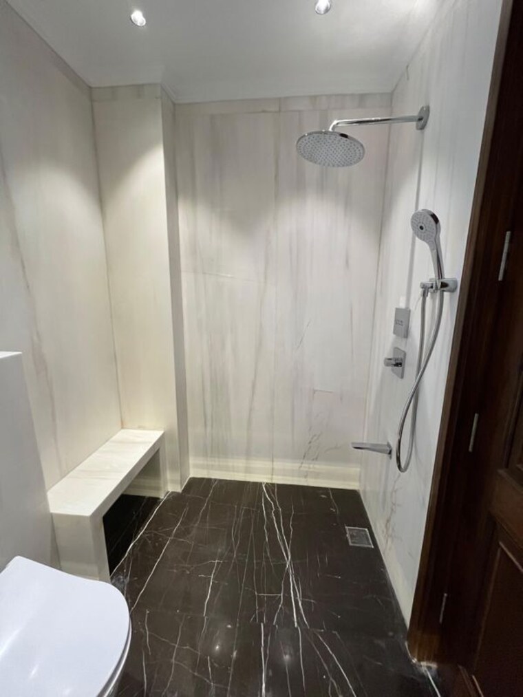 Attached Bathroom, connaught place 4 Bedroom 350 Sq.Yd. Independent House In Connaught Place Delhi 10414259
