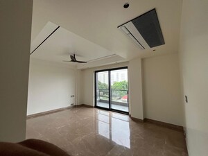 Room in 4 BHK Independent House at Connaught Place – for Sale