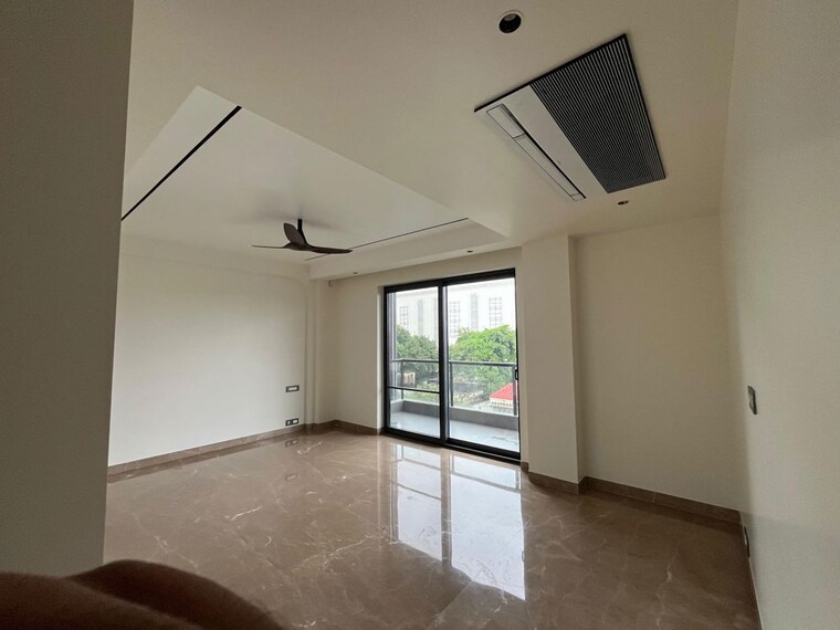 Room, connaught place 4 Bedroom 350 Sq.Yd. Independent House In Connaught Place Delhi 10414259