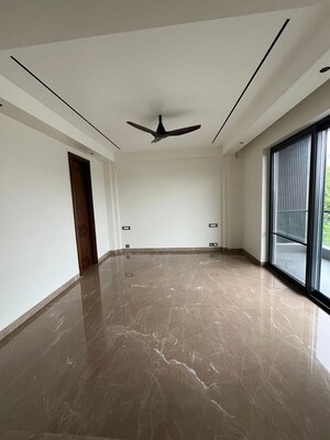 Room in 4 BHK Independent House at Connaught Place – for Sale