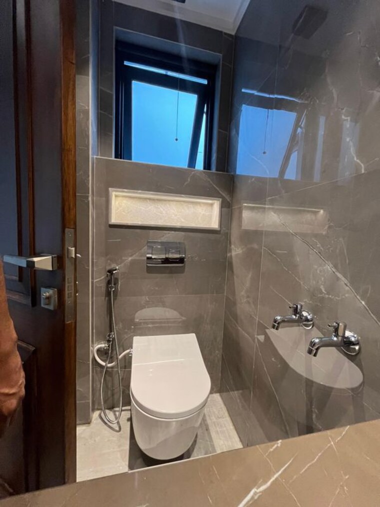 Bathroom, connaught place 4 Bedroom 350 Sq.Yd. Independent House In Connaught Place Delhi 10414259
