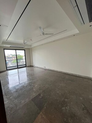 Room in 4 BHK Independent House at Connaught Place – for Sale