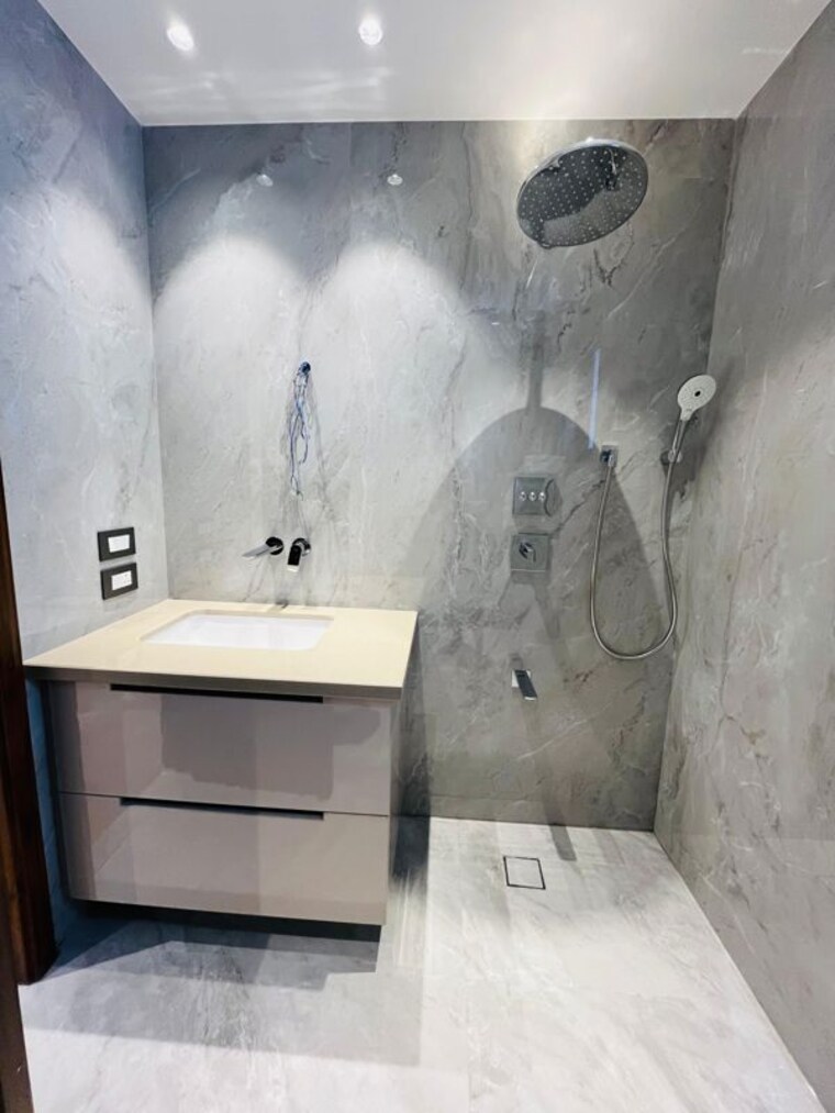 Bathroom, connaught place 4 Bedroom 350 Sq.Yd. Independent House In Connaught Place Delhi 10414259