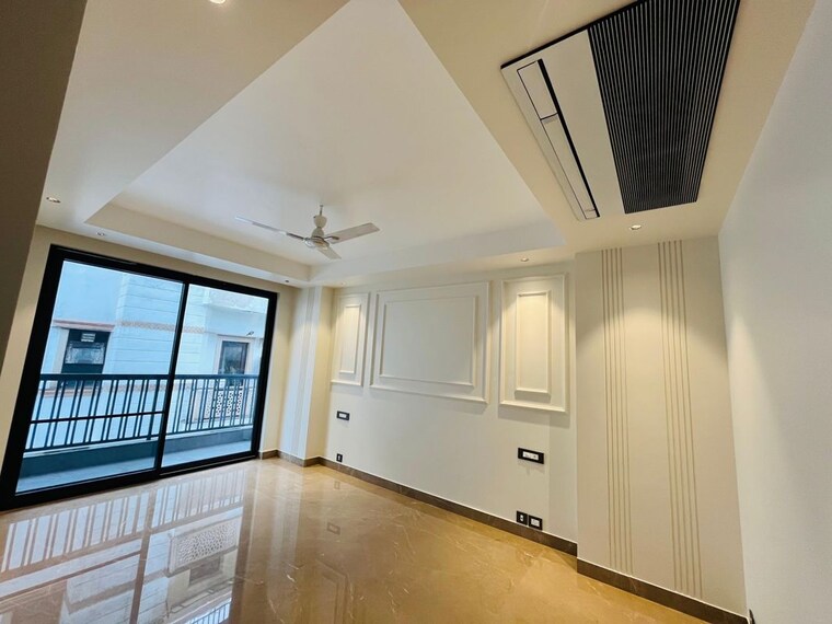 Room, connaught place 4 Bedroom 350 Sq.Yd. Independent House In Connaught Place Delhi 10414259