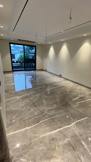 Room in 4 BHK Independent House at Connaught Place – for Sale