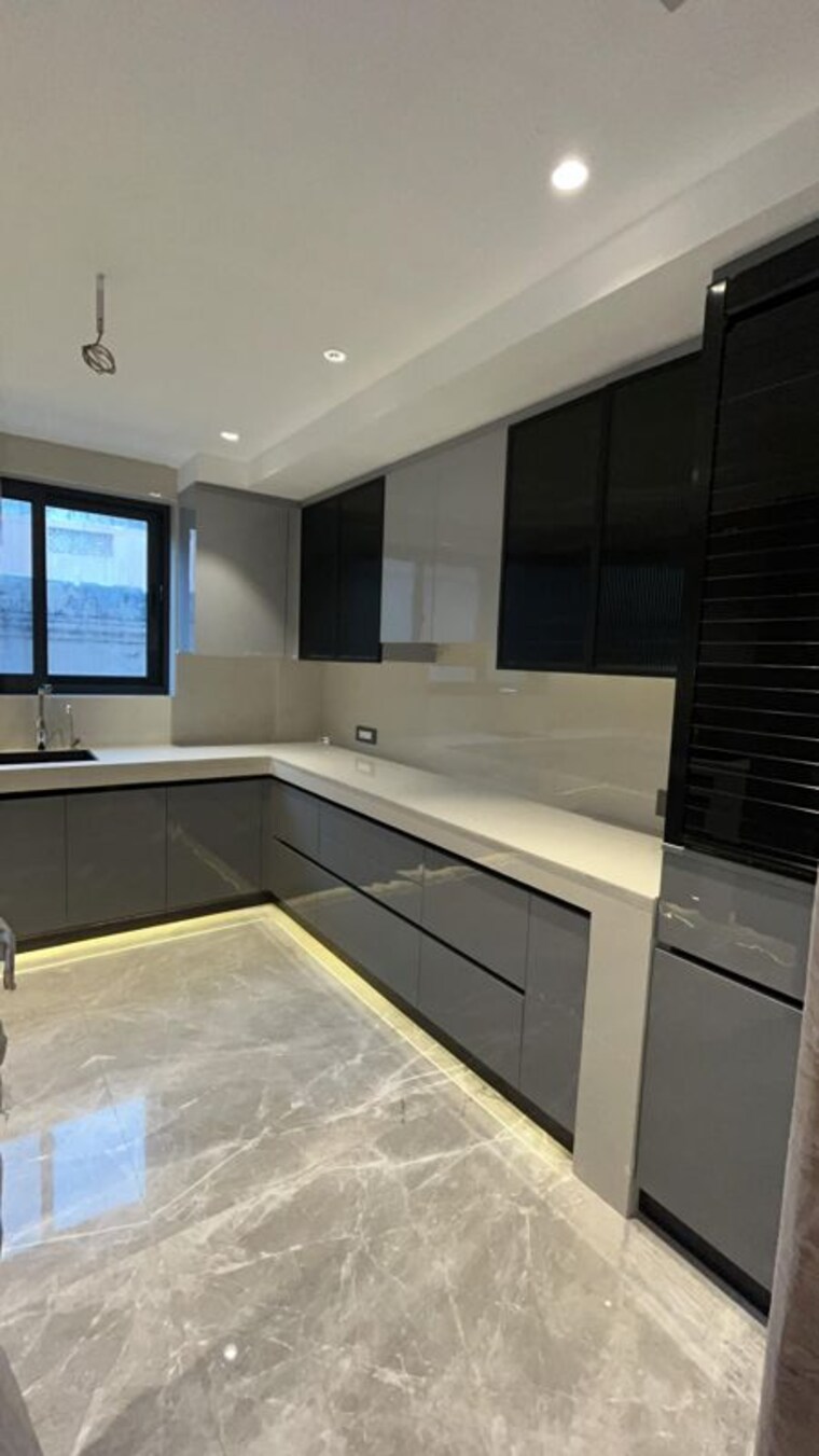 Kitchen, connaught place 4 Bedroom 350 Sq.Yd. Independent House In Connaught Place Delhi 10414259