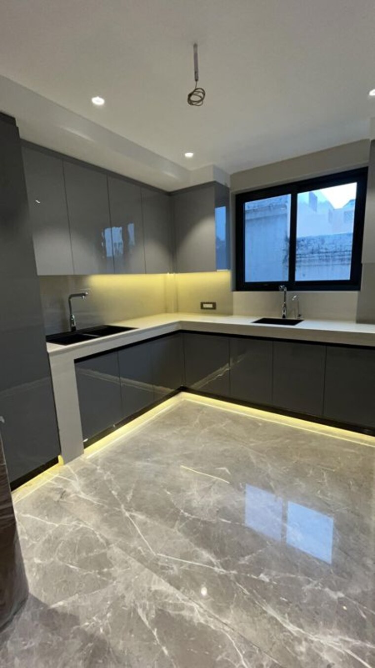 Kitchen, connaught place 4 Bedroom 350 Sq.Yd. Independent House In Connaught Place Delhi 10414259