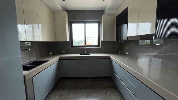 Kitchen, connaught place 4 Bedroom 350 Sq.Yd. Independent House In Connaught Place Delhi 10414259