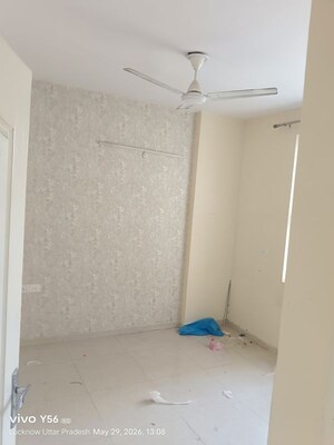 Room in 3 BHK Apartment at Omaxe The Palace, Gomti Nagar – for Rent