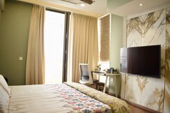 3 BHK + Servant Room Apartment For Sale in Emaar Palm Gardens
