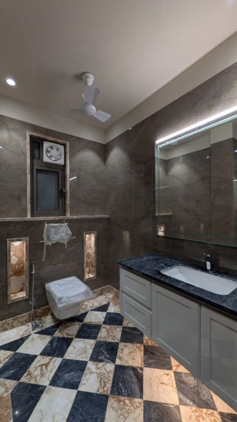 Attached Bathroom, chittaranjan park 3 Bedroom 300 Sq.Yd. Builder Floor In Chittaranjan Park Delhi 10414299