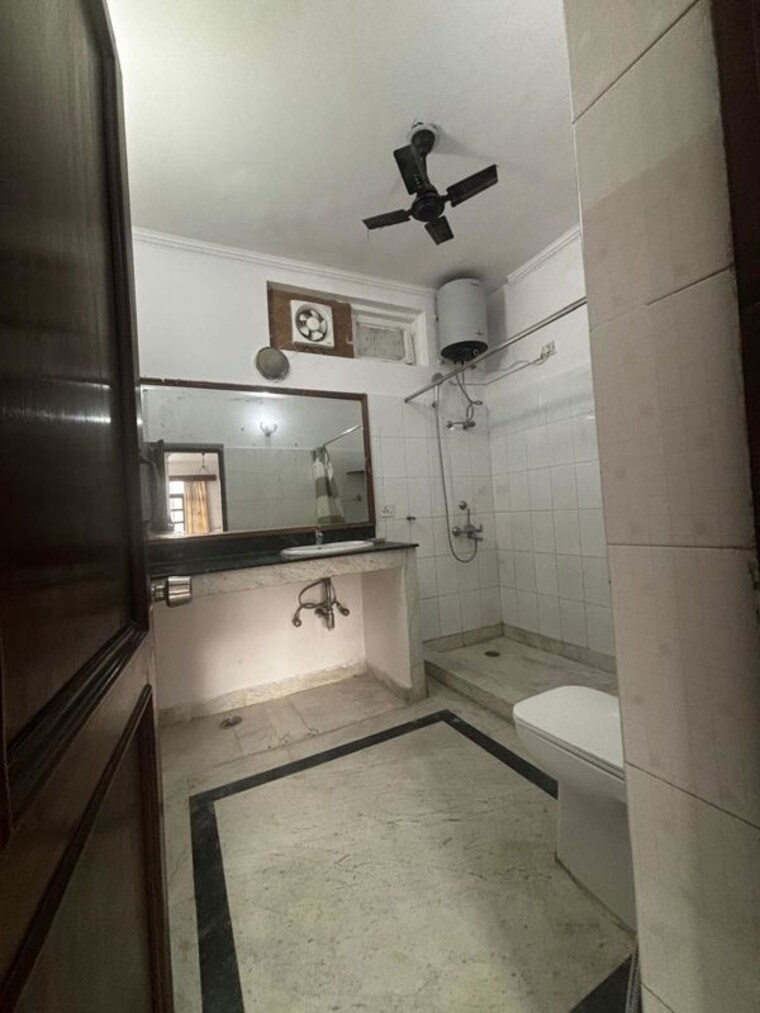 Attached Bathroom, sector 46 3 Bedroom 205 Sq.Yd. Builder Floor In Sector 46 Gurgaon 10414314