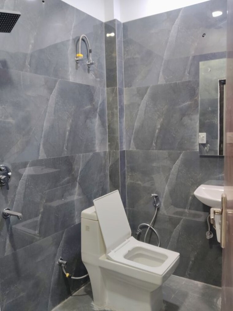 Bathroom, jawahar nagar 3 Bedroom 1200 Sq.Ft. Apartment In Jawahar Nagar Delhi 10407666
