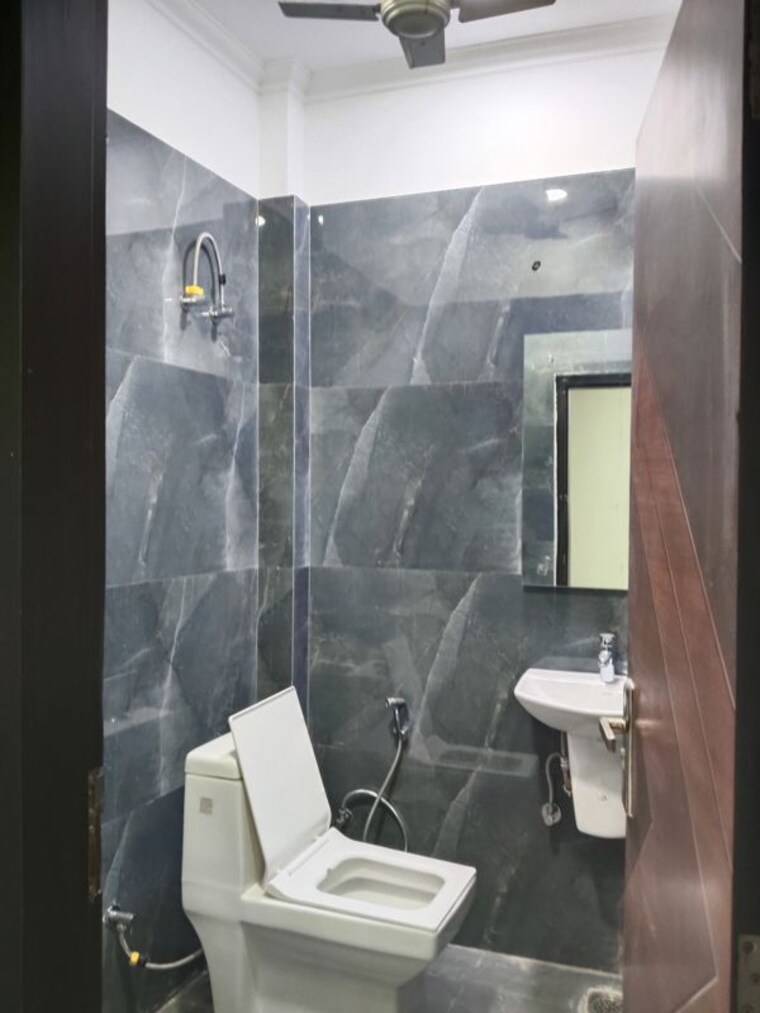 Bathroom, jawahar nagar 3 Bedroom 1200 Sq.Ft. Apartment In Jawahar Nagar Delhi 10407666
