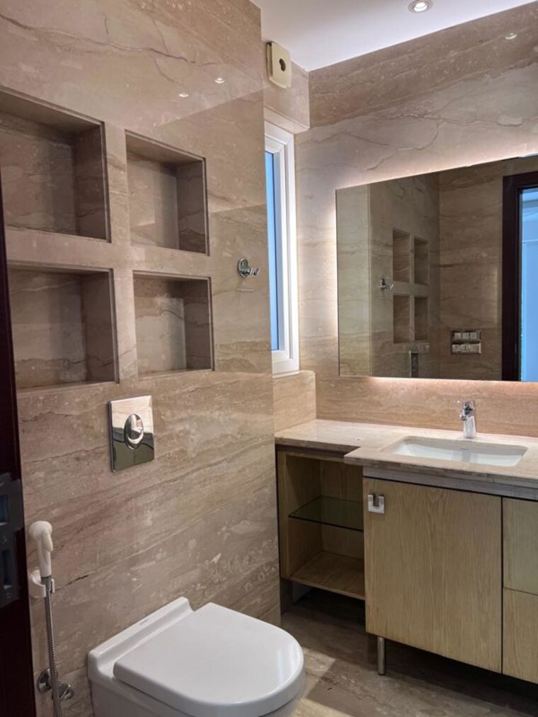 Attached Bathroom, defence colony 4 Bedroom 325 Sq.Yd. Builder Floor In Defence Colony Delhi 10414359