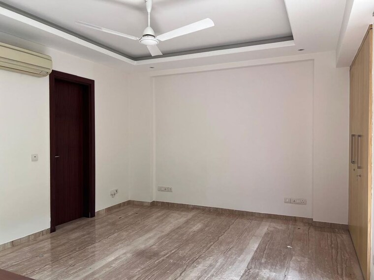 Room, defence colony 4 Bedroom 325 Sq.Yd. Builder Floor In Defence Colony Delhi 10414359