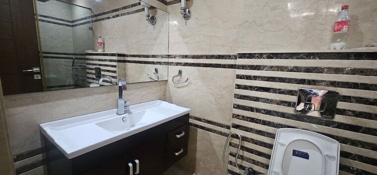 Attached Bathroom, east of kailash 3 Bedroom 200 Sq.Yd. Builder Floor In East Of Kailash Delhi 10414383