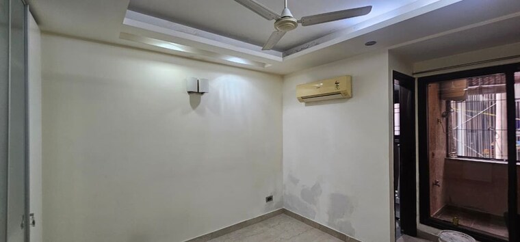 Room, east of kailash 3 Bedroom 200 Sq.Yd. Builder Floor In East Of Kailash Delhi 10414383