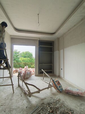 Parking in 3 BHK Builder Floor at Shivalik Colony – for Sale