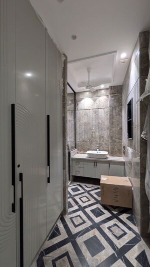 Room in 4 BHK Builder Floor at Safdarjung Enclave – for Sale