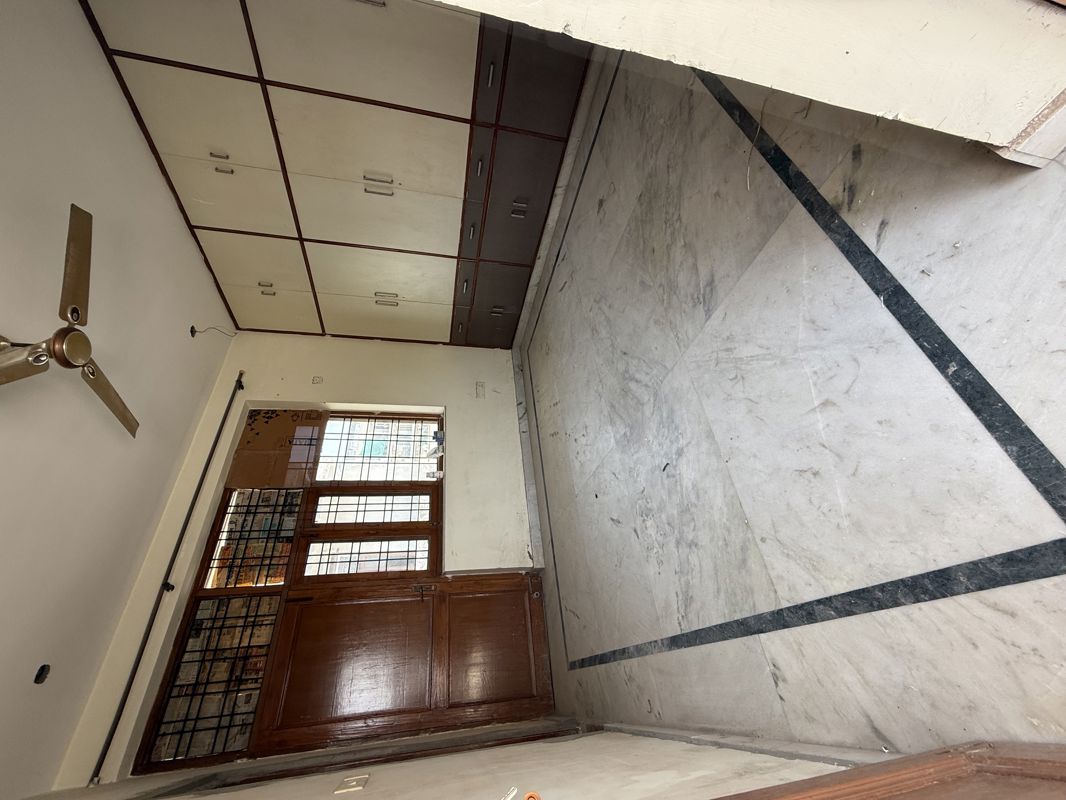 1 Rk+ Servant Room Builder Floor For Rent in Ansal Plaza Sector-23