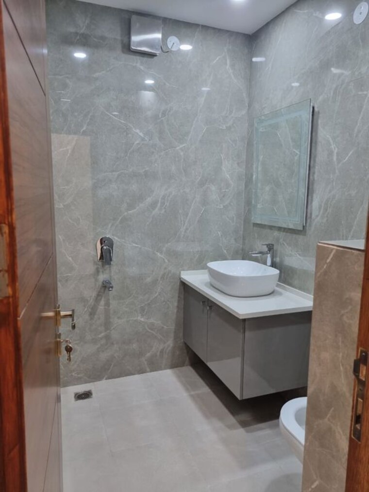 Bathroom, lajpat nagar ii 2 Bedroom 100 Sq.Yd. Builder Floor In Lajpat Nagar ii Delhi 10414516