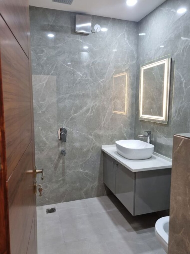 Bathroom, lajpat nagar ii 2 Bedroom 100 Sq.Yd. Builder Floor In Lajpat Nagar ii Delhi 10414516