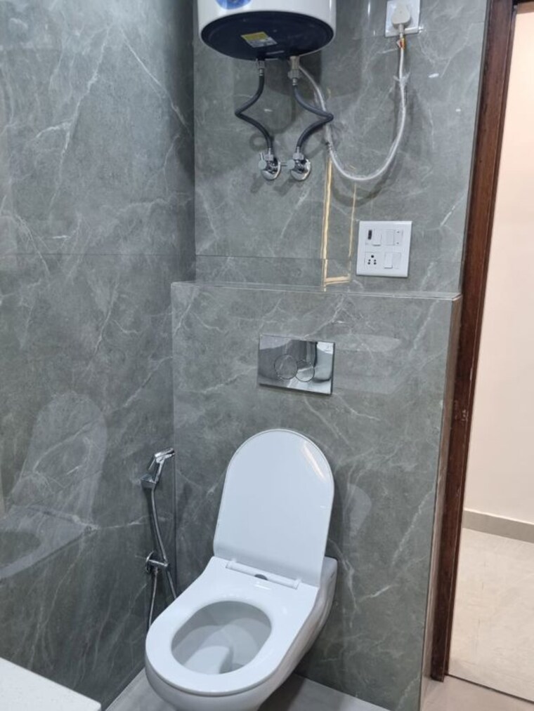 Bathroom, lajpat nagar ii 2 Bedroom 100 Sq.Yd. Builder Floor In Lajpat Nagar ii Delhi 10414516