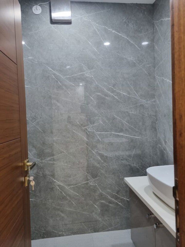 Bathroom, lajpat nagar ii 2 Bedroom 100 Sq.Yd. Builder Floor In Lajpat Nagar ii Delhi 10414516