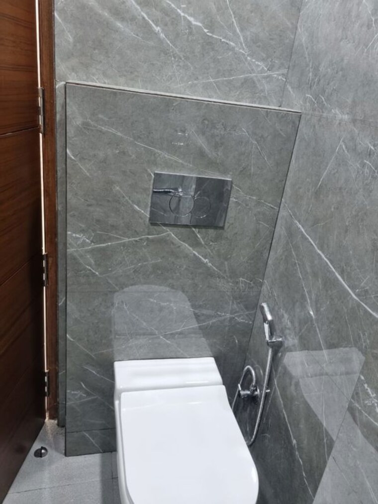 Bathroom, lajpat nagar ii 2 Bedroom 100 Sq.Yd. Builder Floor In Lajpat Nagar ii Delhi 10414516