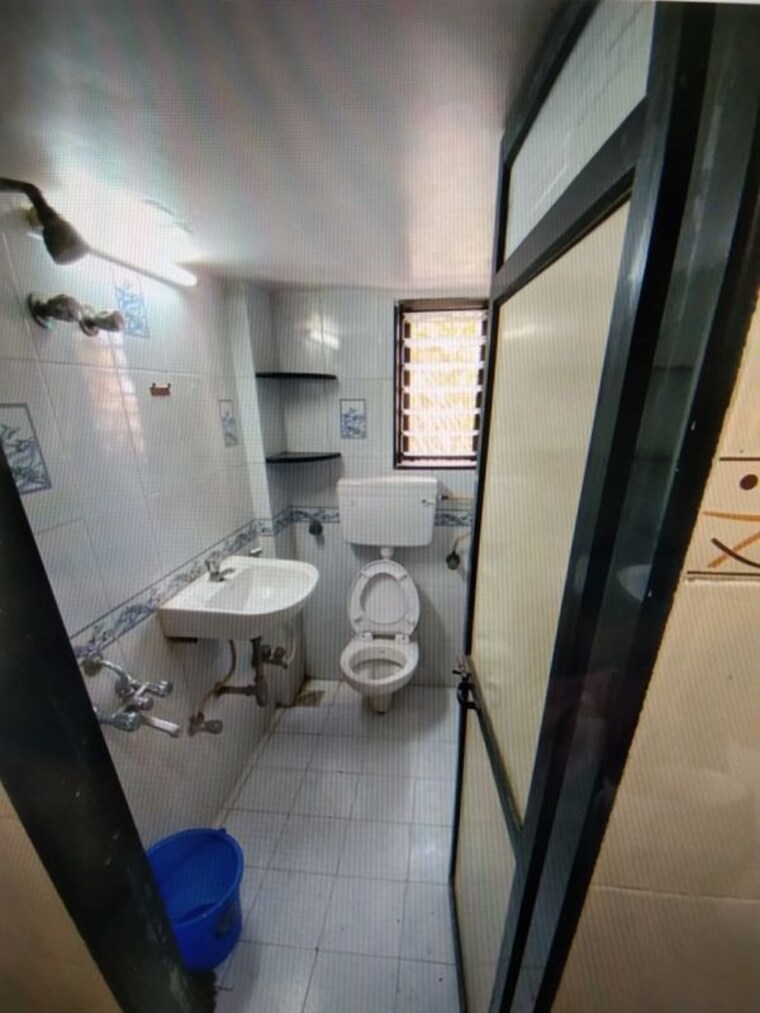 Bathroom, neminath-imperia 3 Bedroom 1200 Sq.Ft. Apartment In Andheri West Mumbai 10414577