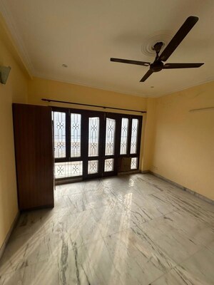 Room in 3 BHK Builder Floor at Emaar Emerald Estate, Sector 65 – for Rent