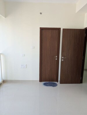 Room in 2 BHK Apartment at Dynamix Divum, Malad East – for Rent