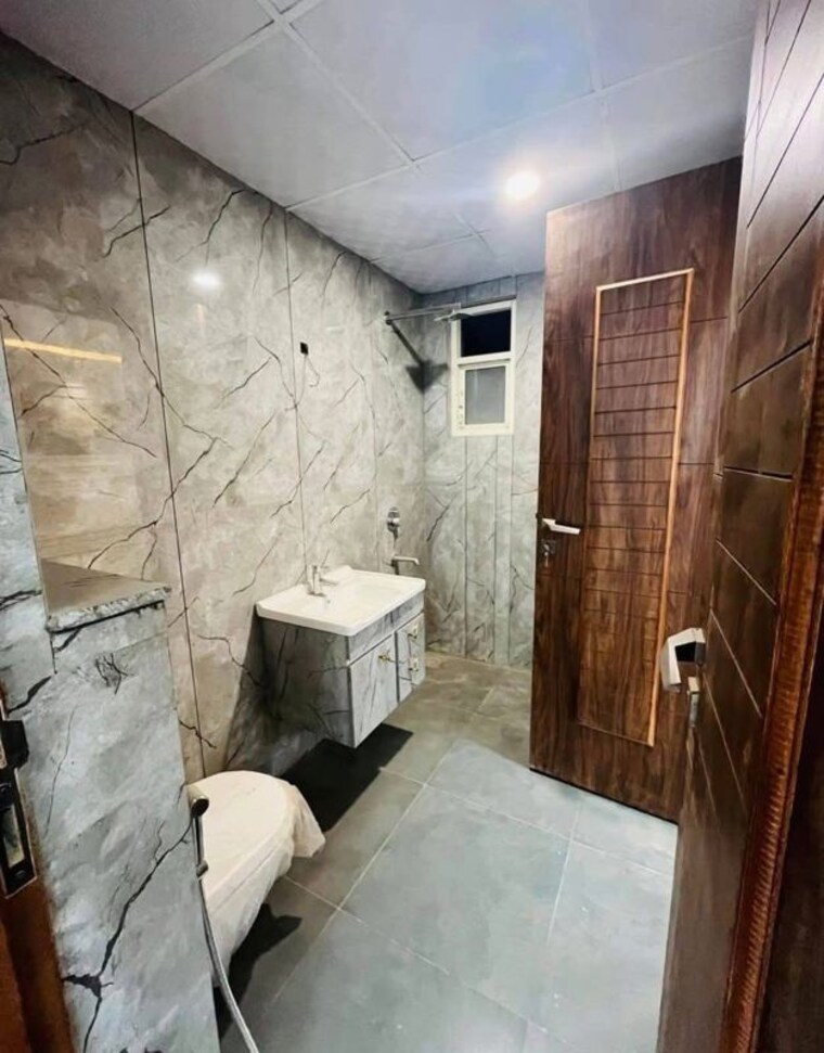 Bathroom, green fields colony 3 Bedroom 1250 Sq.Ft. Builder Floor In Green Fields Colony Faridabad 10414736
