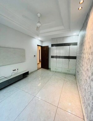 Room in 3 BHK Builder Floor at Green Fields Colony – for Sale