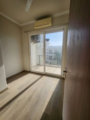 Room in 3 BHK Apartment at Central Park Flower Valley Aqua Front Towers, Sohna Sector 33 – for Rent