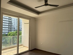 Room in 3 BHK Apartment at Omaxe Lake, North Mullanpur – for Rent
