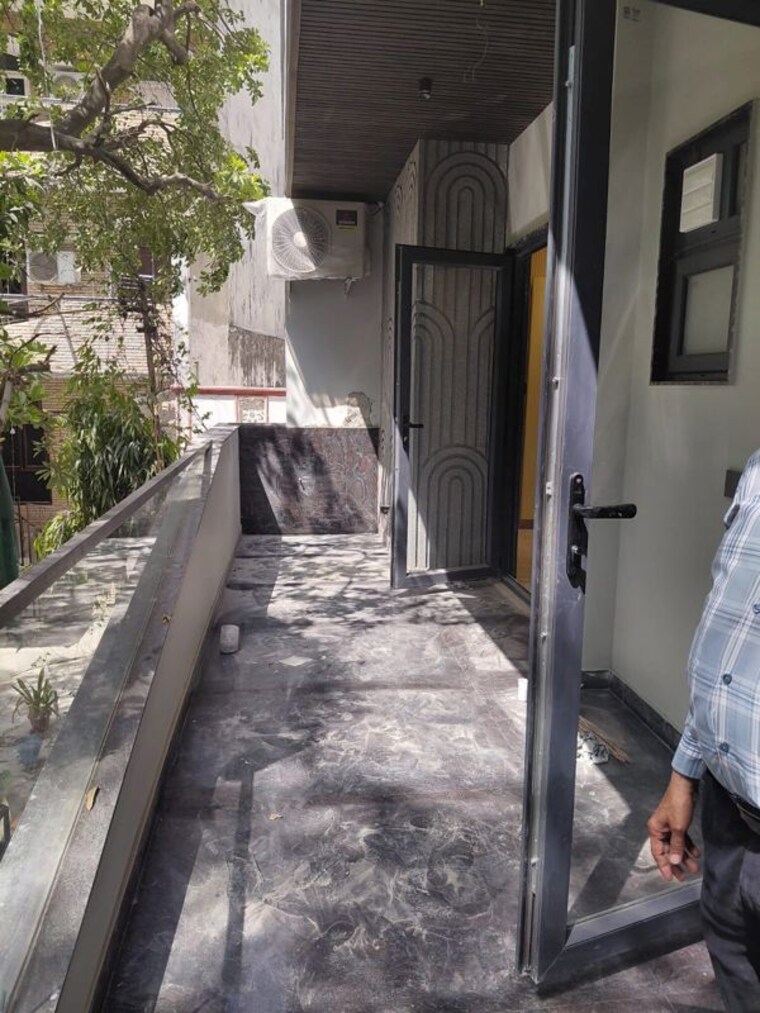 Balcony, kalkaji 3 Bedroom 200 Sq.Yd. Builder Floor In Kalkaji Delhi 10414868
