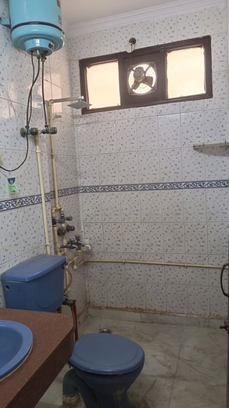 Bathroom, new rajinder nagar 3 Bedroom 1160 Sq.Ft. Builder Floor In New Rajinder Nagar Delhi 10414883