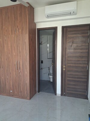 Room in 2.5 BHK Apartment at Smart World Orchard, Sector 61 – for Rent