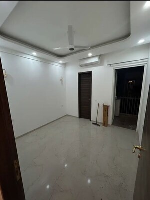 Room in 2.5 BHK Builder Floor at Smart World Orchard, Sector 61 – for Rent